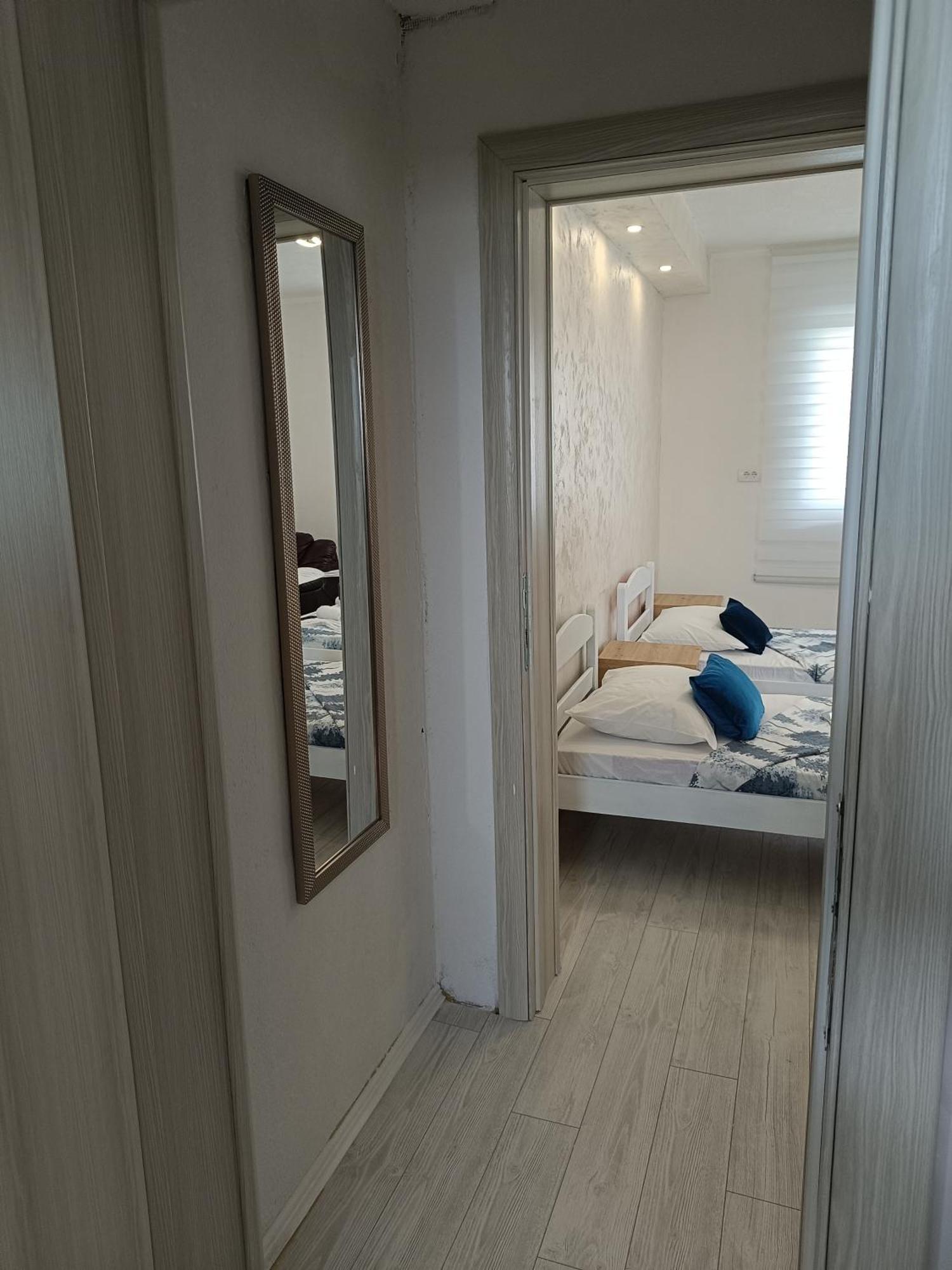 Matija Airport Apartment Mitrovici  Екстериор снимка