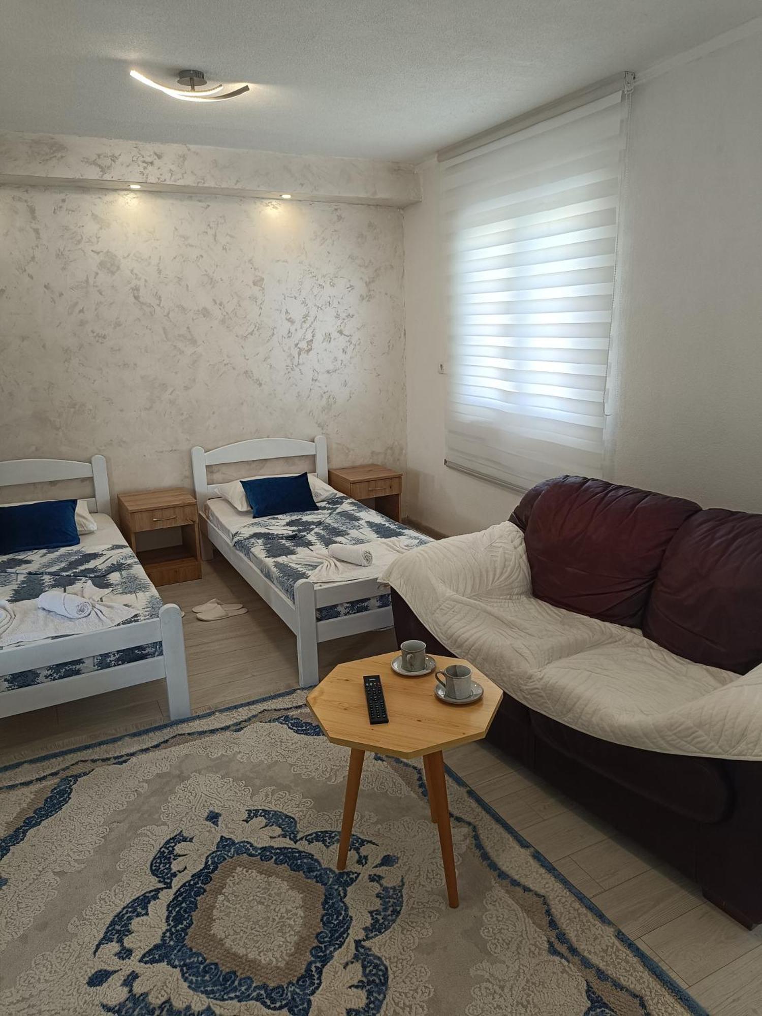 Matija Airport Apartment Mitrovici  Екстериор снимка